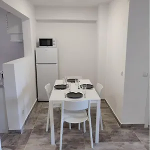 2 Bedroom In Center With Pool And Parking Apartamento